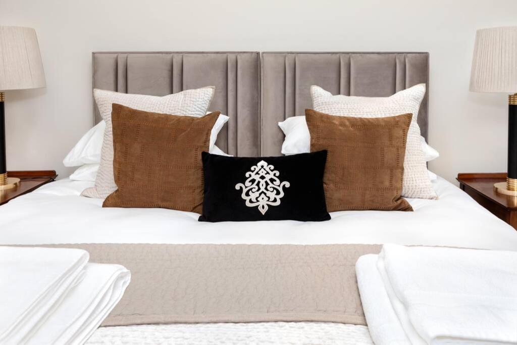 Central Harrogate Townhouse Apartment With Parking エクステリア 写真