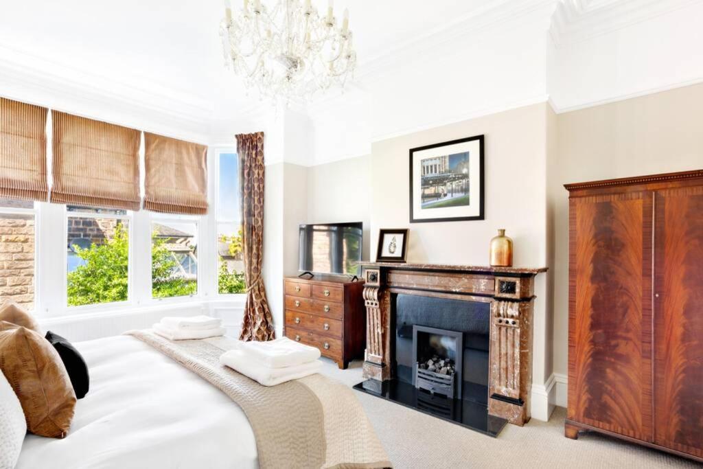 Central Harrogate Townhouse Apartment With Parking エクステリア 写真