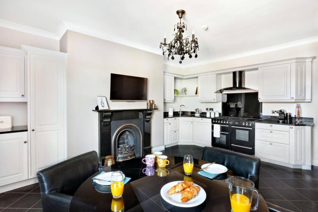 Central Harrogate Townhouse Apartment With Parking エクステリア 写真