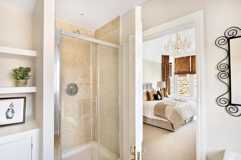 Central Harrogate Townhouse Apartment With Parking エクステリア 写真