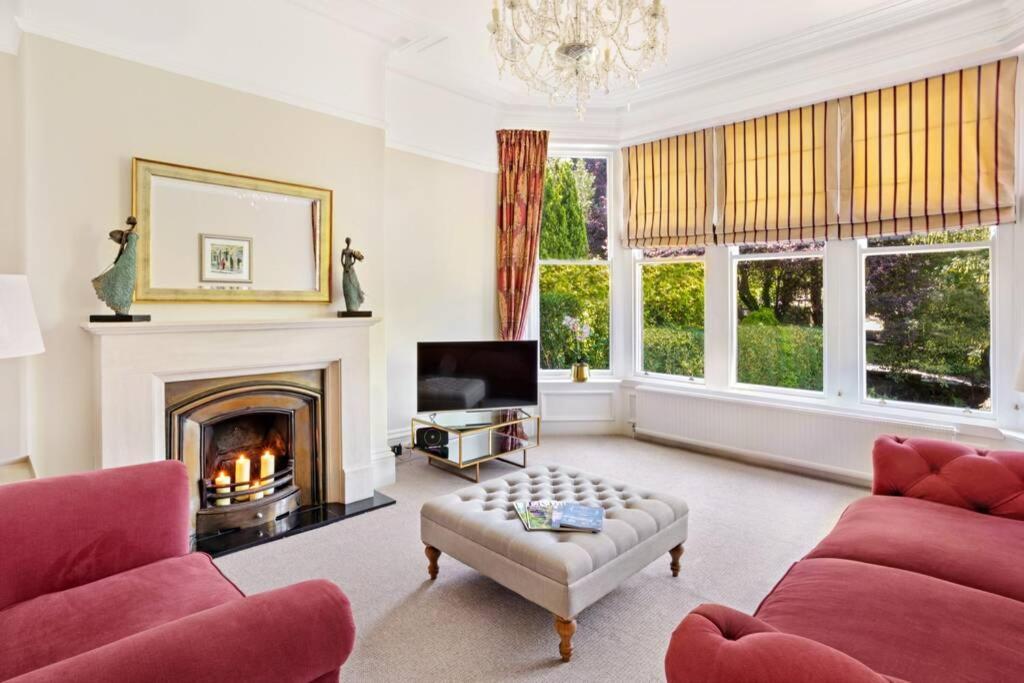 Central Harrogate Townhouse Apartment With Parking エクステリア 写真