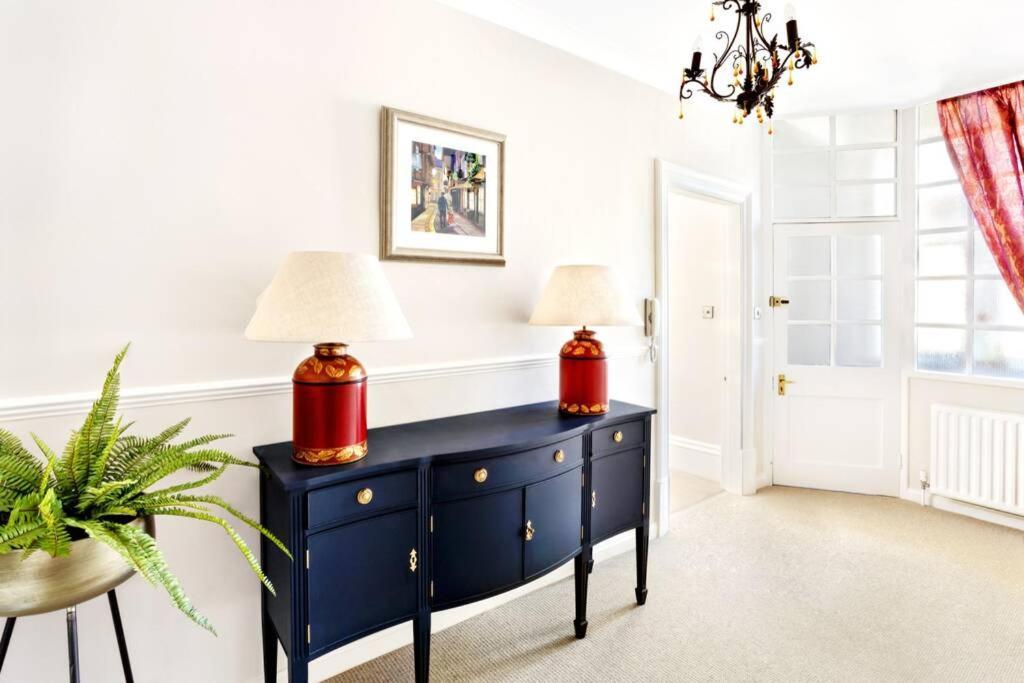Central Harrogate Townhouse Apartment With Parking エクステリア 写真