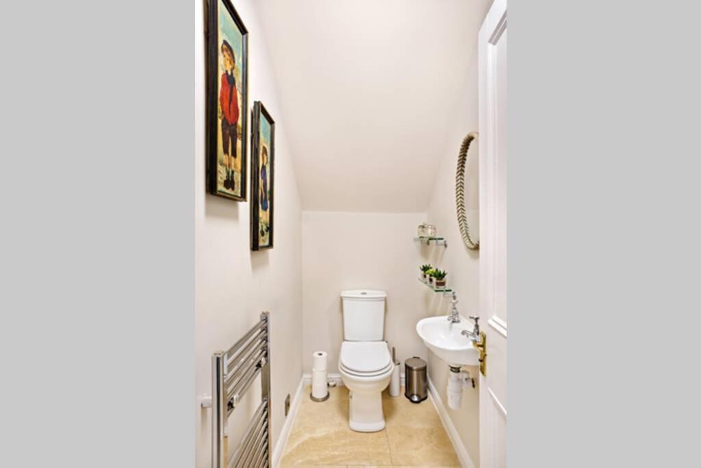 Central Harrogate Townhouse Apartment With Parking エクステリア 写真